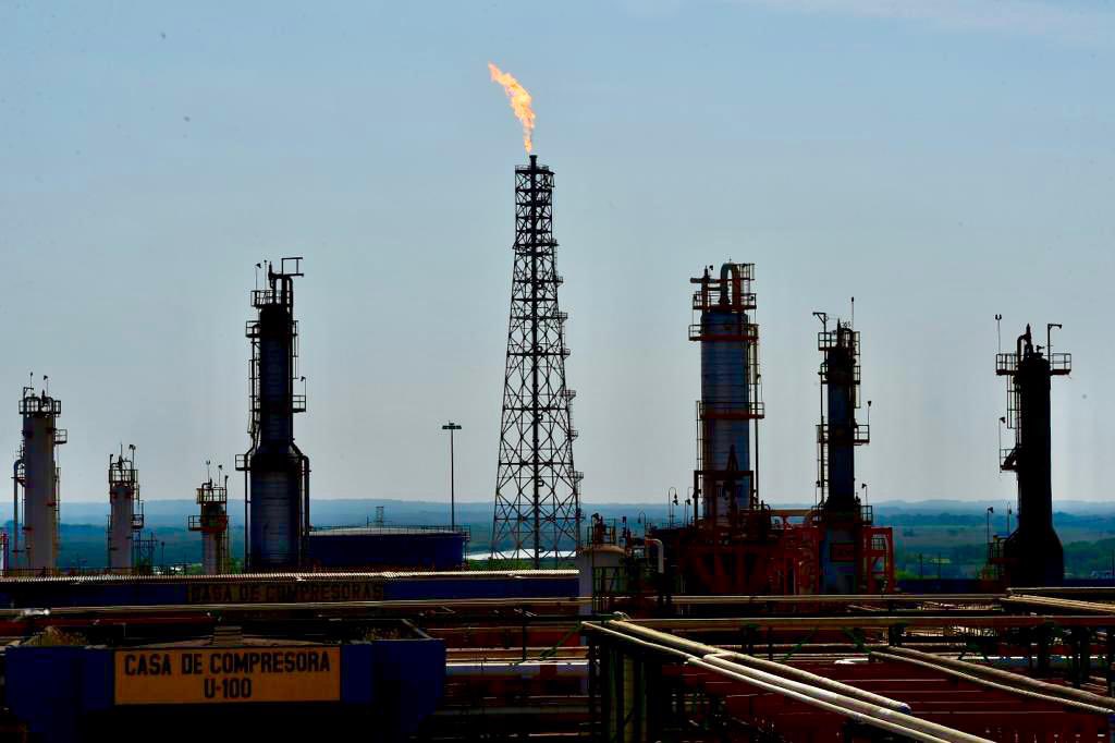 ManuelHuertaLdG's tweet photo. Desde que llegamos al gobierno hemos incrementado la capacidad de refinación. Las importaciones de combustibles han disminuido un 45%

@lopezobrador_
#Veracruz 
#18DeMarzo2022 https://t.co/N2Dkj2y68g
