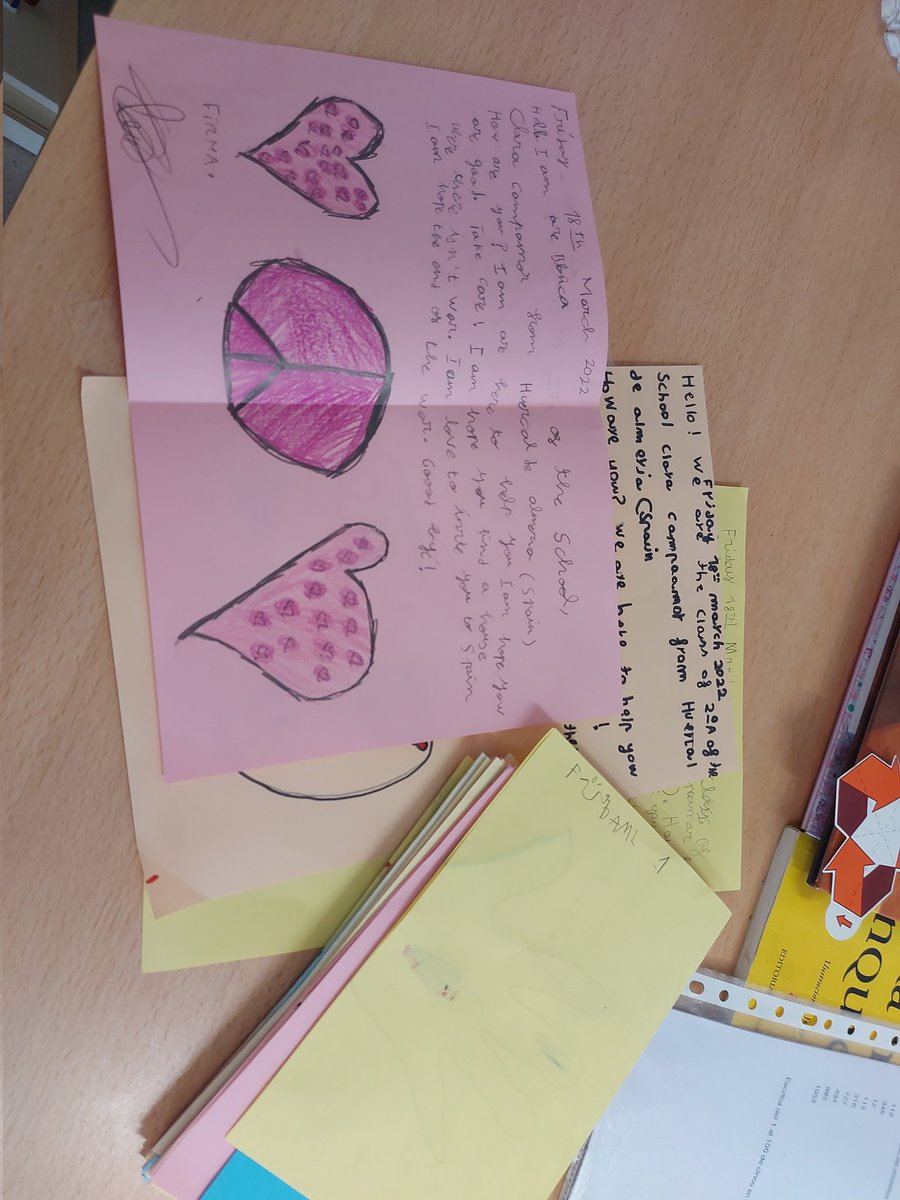 CEIP Clara Campoamor (@campoamor_alm) on Twitter photo En la clase de 2° con <a href="/RooFelices/">Roci Felices</a> hoy han escrito cartas en Inglés para niñas y niños de Ucrania En la clase de 2° con <a href="/RooFelices/">Roci Felices</a> hoy han escrito cartas en Inglés para niñas y niños de Ucrania