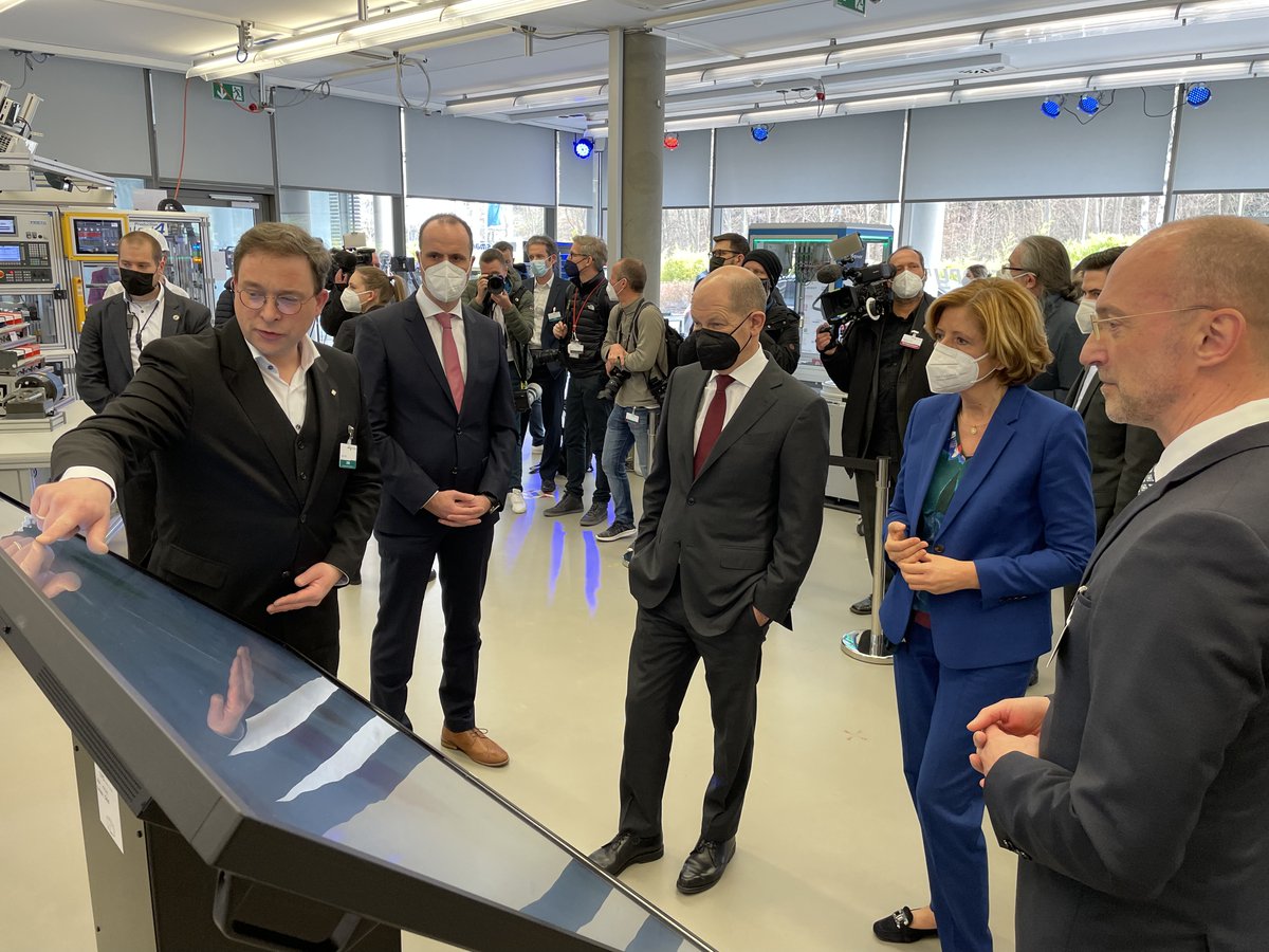 DFKI's tweet photo. Bei seinem Besuch im DFKI betonte Olaf #Scholz, wie wichtig es ist, herausragende KI-Kompetenz in Deutschland zu haben. Der @Bundeskanzler: "Ein beeindruckender Besuch & eine großartige Gelegenheit für Erkenntnisse“. Wir sagen Danke für den kurzweiligen & interessanten Austausch! https://t.co/PXHzYhLf0t