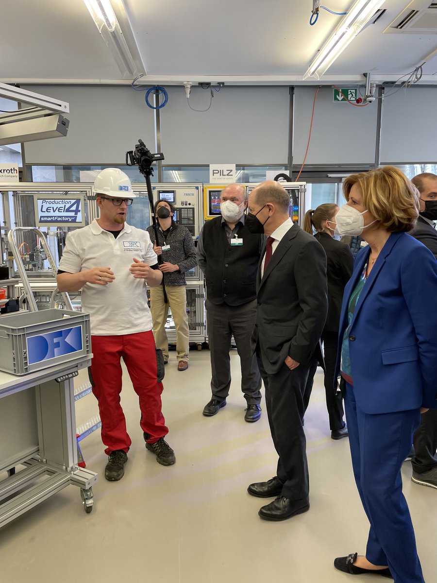 DFKI's tweet photo. Bei seinem Besuch im DFKI betonte Olaf #Scholz, wie wichtig es ist, herausragende KI-Kompetenz in Deutschland zu haben. Der @Bundeskanzler: "Ein beeindruckender Besuch & eine großartige Gelegenheit für Erkenntnisse“. Wir sagen Danke für den kurzweiligen & interessanten Austausch! https://t.co/PXHzYhLf0t