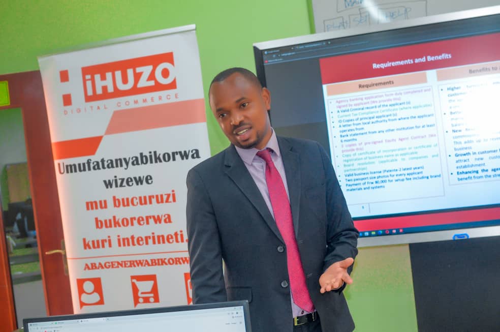 iHuzoRwanda's tweet photo. #iHuzoCamera
Kicukiro: Mr. Augustin Kanyarwanda, Agency Banking Manager at @RwEquityBank shared with Digital Service Centers agents more #EquityBank agency opportunities through #iHuzo. @MastercardFdn  @AFRwanda @rwictchamber https://t.co/aSJML2QHu5