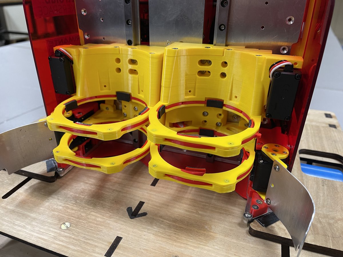 goldorak_r's tweet image. Hier soir le robot 2021 s’est fait tout beau pour un tournage vidéo et une séance photo ce week-end. Première fois que le deuxième ascenseur est installé. Une petite touche d’amertume de ne pas l’avoir utilisé à la coupe mais tout de même content d’avoir pu le finir. #CDR2021