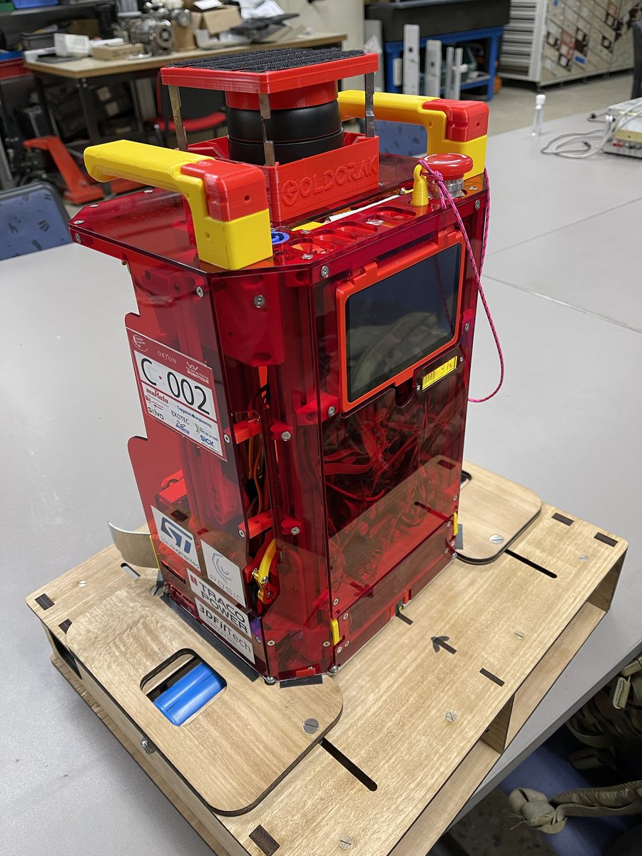 goldorak_r's tweet image. Hier soir le robot 2021 s’est fait tout beau pour un tournage vidéo et une séance photo ce week-end. Première fois que le deuxième ascenseur est installé. Une petite touche d’amertume de ne pas l’avoir utilisé à la coupe mais tout de même content d’avoir pu le finir. #CDR2021