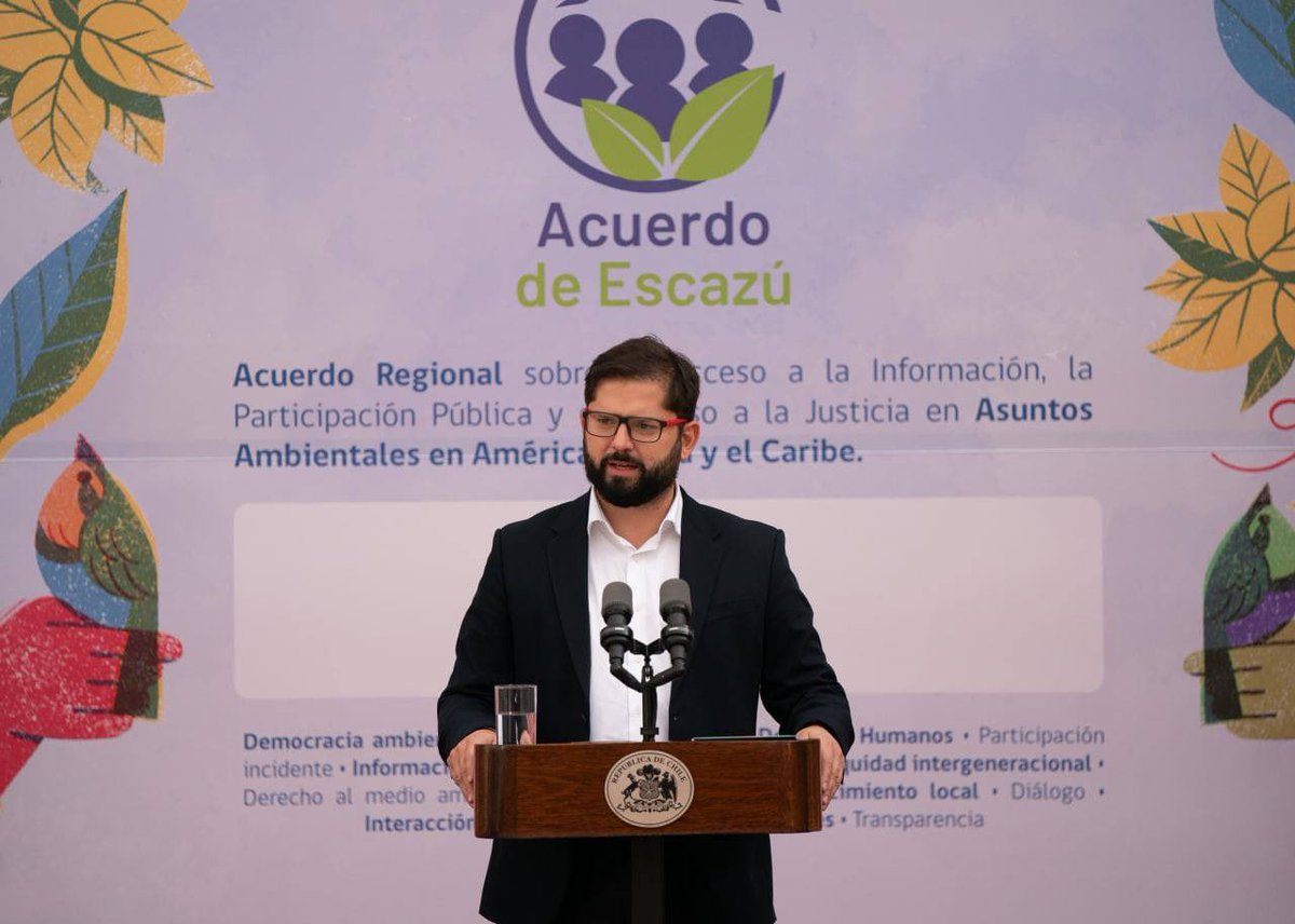 Presidente Gabriel Boric en el podio, dando discurso