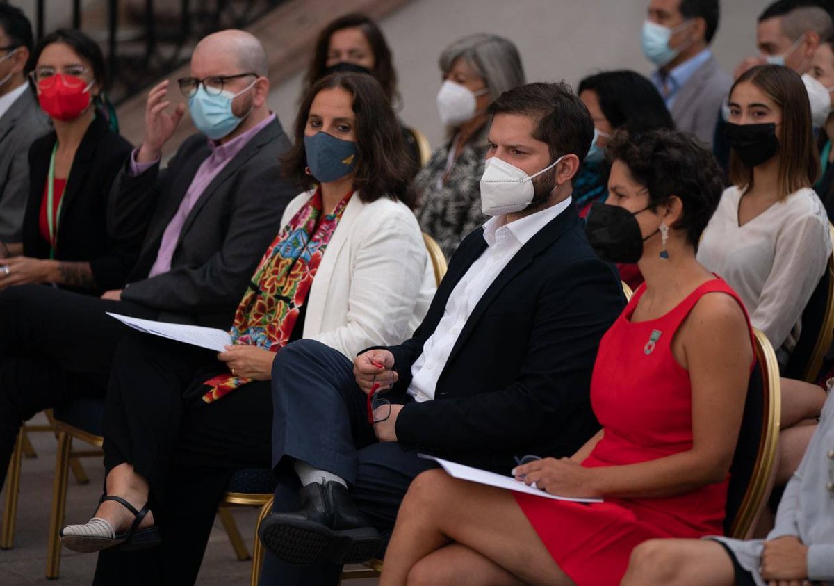 Presidente Gabriel Boric sentado junto a ministras y ministros