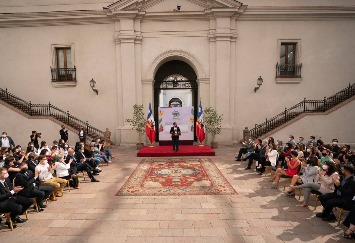 Imagen general, presidente Gabriel Boric dando discurso con ministras, ministros, autoridades y activistas medioambientales sentados a su izquierda y a su derecha