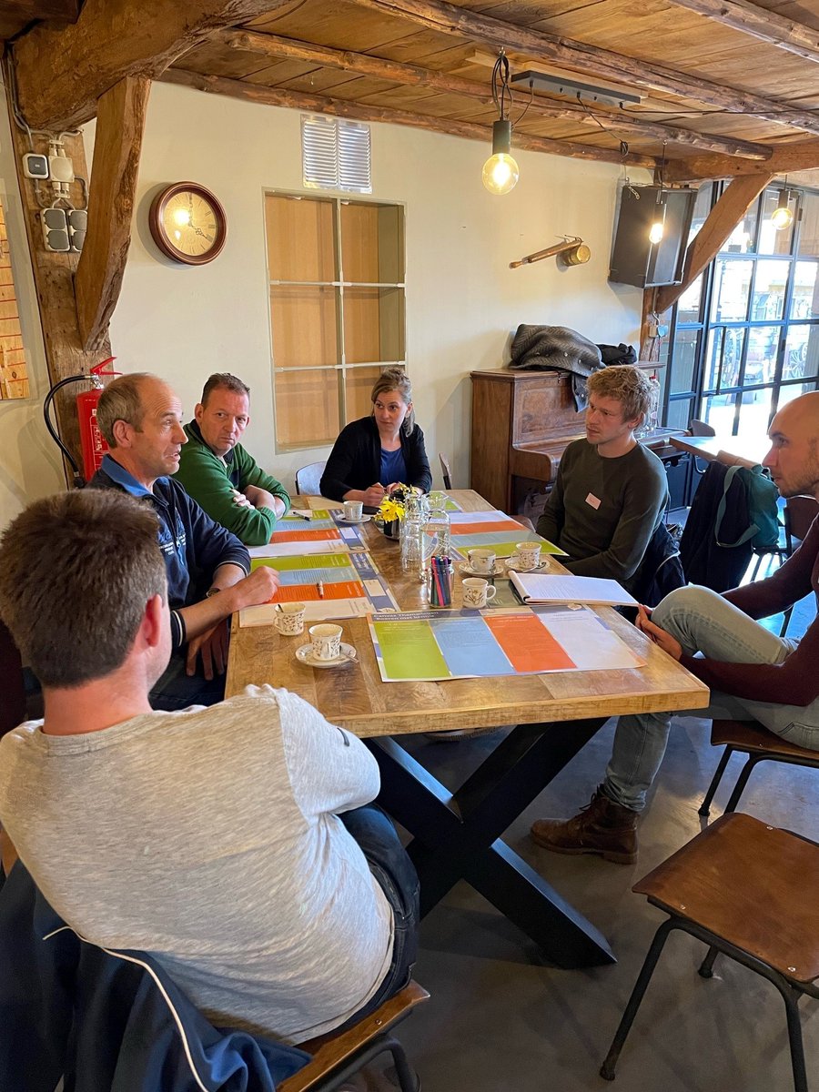 In groepen aan de slag met eigen proefideeën rond teelten van grasklaver, eiwitrijke voeders of andere gewassen. Themadag Boeren met Kennis 'Eiwit van veevoer van eigen bodem'. <a href="/ProeftuinDePeel/">AgroProeftuin de Peel</a> <a href="/RNOB_regio/">RNOB</a> @AgriFoodCapital <a href="/Brabant/">Provincie Noord-Brabant</a> #eiwittransitie #veldproeven #krachtinderegio