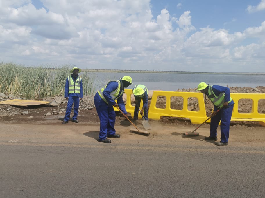 NC_drpw's tweet photo. The Department is proud to announce that repairwork on the R31 provincial road in the vicinity of the Wildebeeskuil Pan, just outside Kimberley is well underway. .
#TrendsettersInInfrastructureDevelopment
#TowardsAModernGrowingAndSuccessfulProvince https://t.co/M4vKRHmuA3