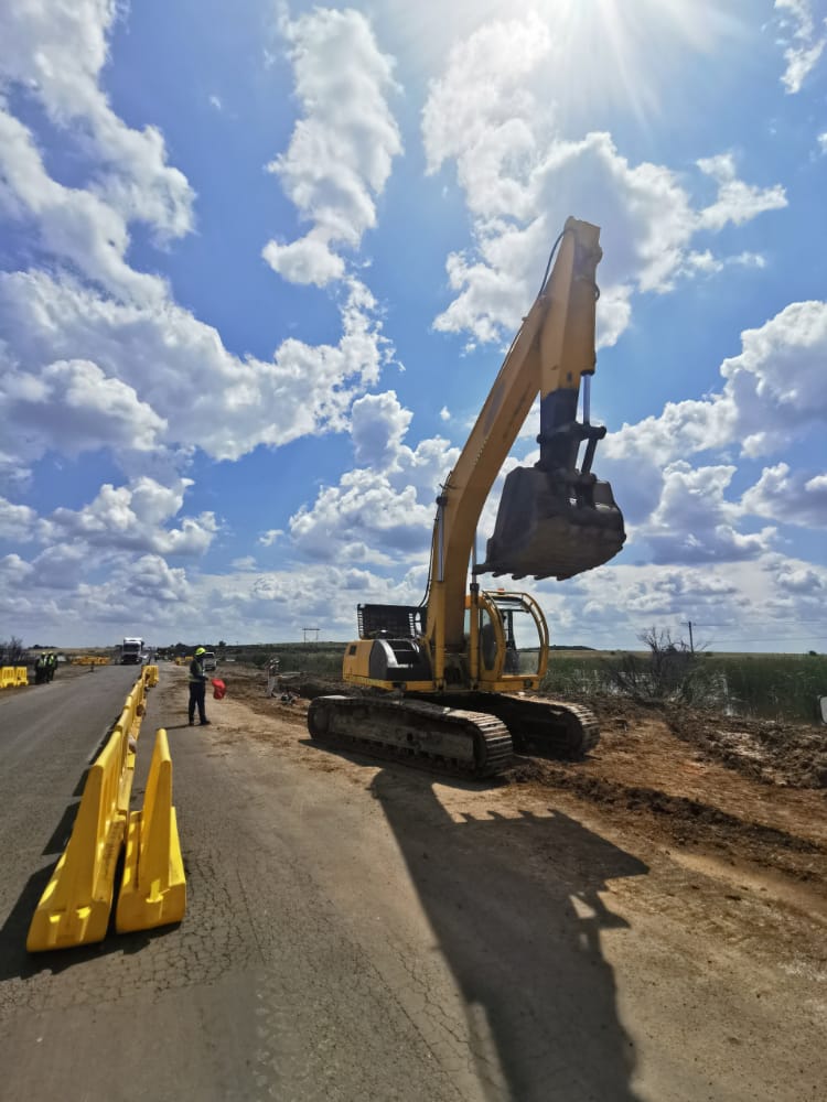 NC_drpw's tweet photo. The Department is proud to announce that repairwork on the R31 provincial road in the vicinity of the Wildebeeskuil Pan, just outside Kimberley is well underway. .
#TrendsettersInInfrastructureDevelopment
#TowardsAModernGrowingAndSuccessfulProvince https://t.co/M4vKRHmuA3