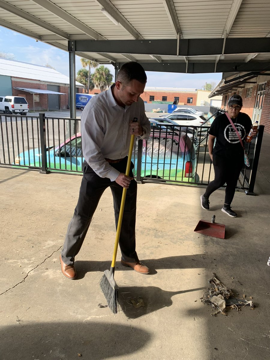 #flashbackfriday to a few weeks ago when some of our Jacksonville UPSers volunteered with #rethreaded 🧵 This nonprofit helps assist recovering victims of human trafficking! Outstanding work in the community, team 🤝