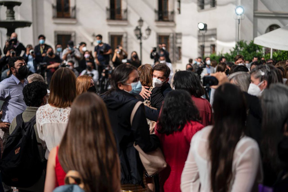 Presidente Gabriel Boric abraza a activistas medioambientales entre la multitud