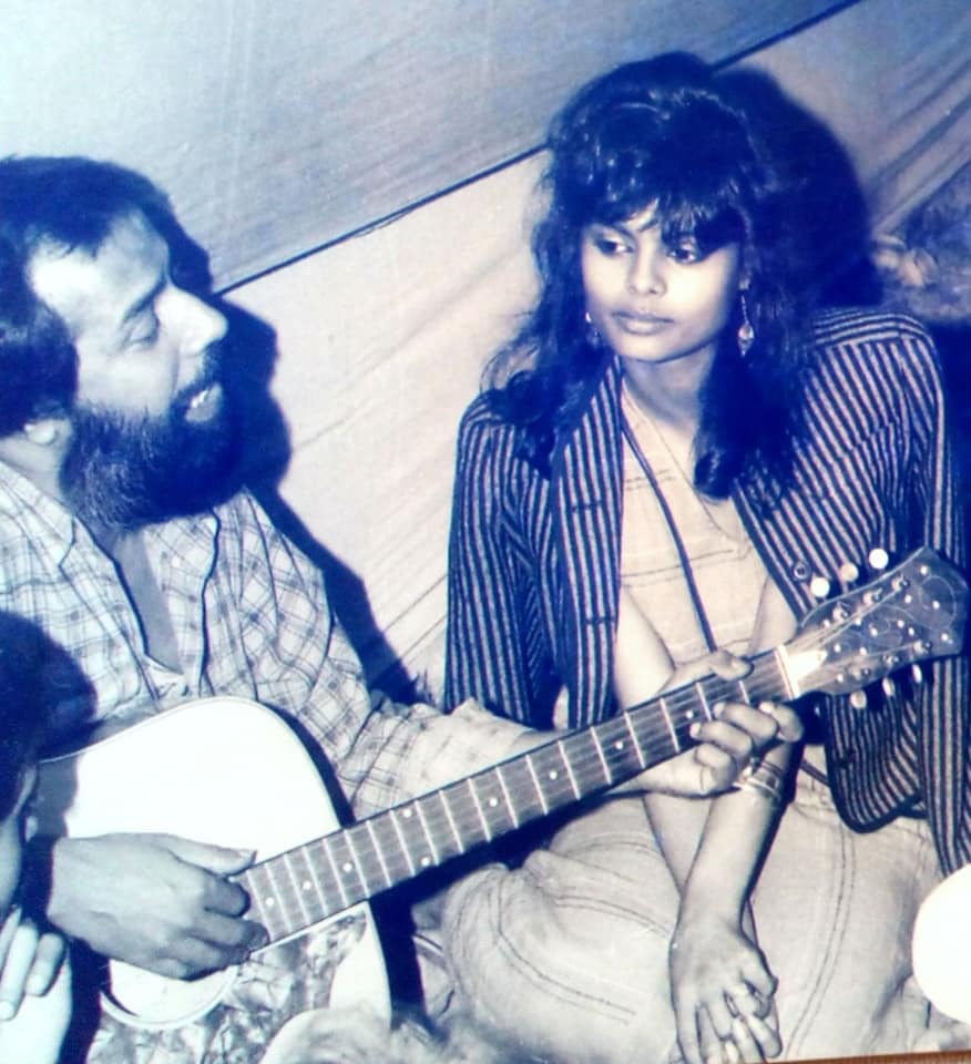 moheenerghora's tweet photo. #GautamChattopadhyay is performing at the #KolkataBookFair. His heroine #Kaberi (for the film "Samay") is seen seated beside.📸#RajaBanerjee

#gautam #samay #alettertomom #kolkata #india #moheenerghoraguli #moheenerghoraguliarchive #doordarshan https://t.co/7Qea1JtyXY