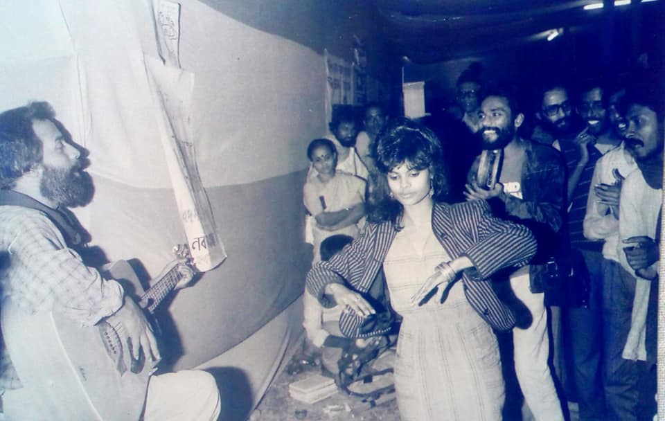 moheenerghora's tweet photo. #GautamChattopadhyay is performing at the #KolkataBookFair. His heroine #Kaberi (for the film "Samay") is seen seated beside.📸#RajaBanerjee

#gautam #samay #alettertomom #kolkata #india #moheenerghoraguli #moheenerghoraguliarchive #doordarshan https://t.co/7Qea1JtyXY