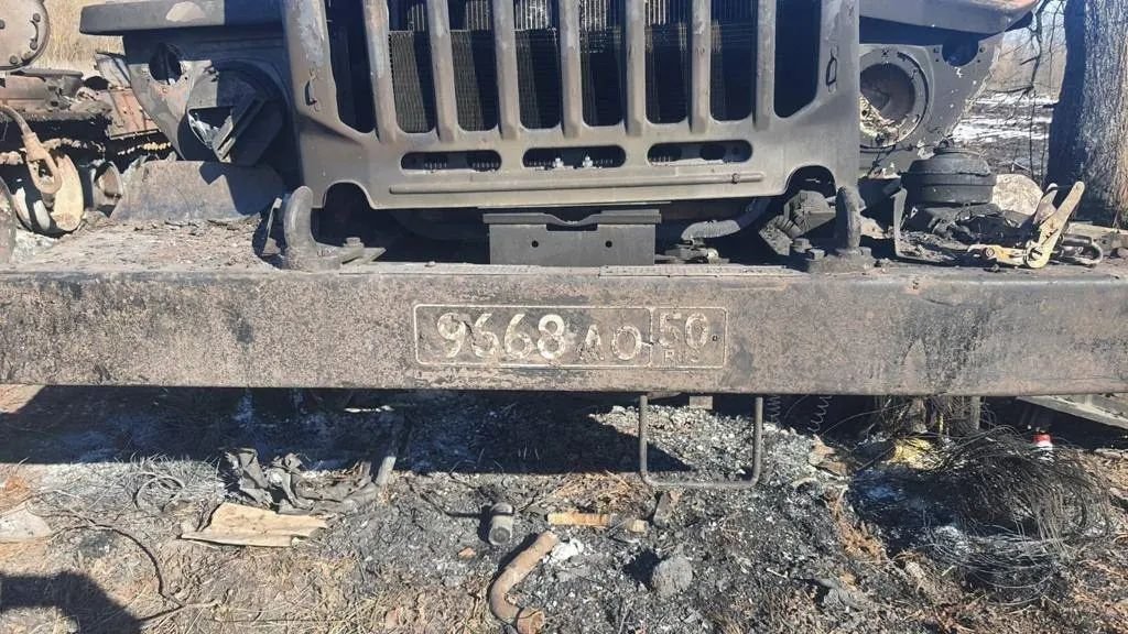 RALee85's tweet photo. More photos. It appears a Russian captain was killed or captured. 3/ https://t.co/TbEu8QYJO1