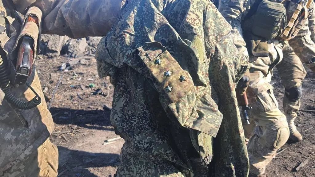 RALee85's tweet photo. More photos. It appears a Russian captain was killed or captured. 3/ https://t.co/TbEu8QYJO1