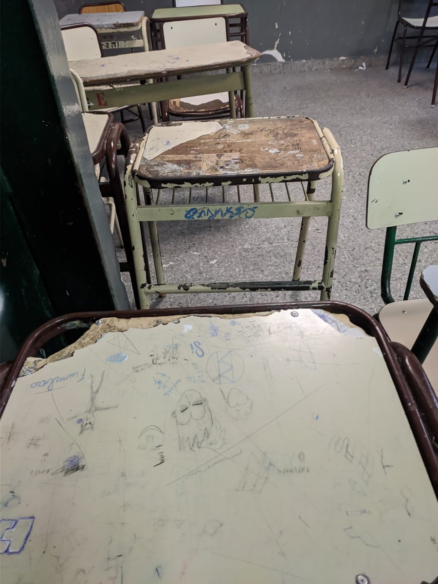 _RachelWine's tweet photo. Mi hijo llega 15 minutos temprano para poder agarrar un pupitre sano. Las luces del aula titilan y les provoca cefaleas. @Soledad_Acunia hace mucho que no venís por acá, no? Porque hay un montón para quejarnos
#ElHuergoDeLuto https://t.co/9hVyhhhUXg
