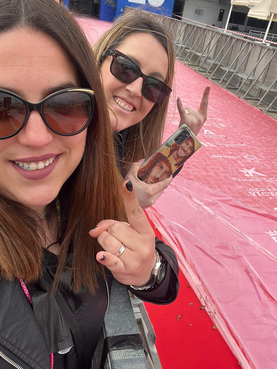 Cmvc_Bursin's tweet photo. Mi niña @magda_lluis y yo, ya estamos en la alfombra roja esperando a mi niño @KeremBursin, una experiencia más juntas, seguimos sumando. 
Que sea siempre así. Te amo #KeremBürsin https://t.co/iQZAJEmaNn