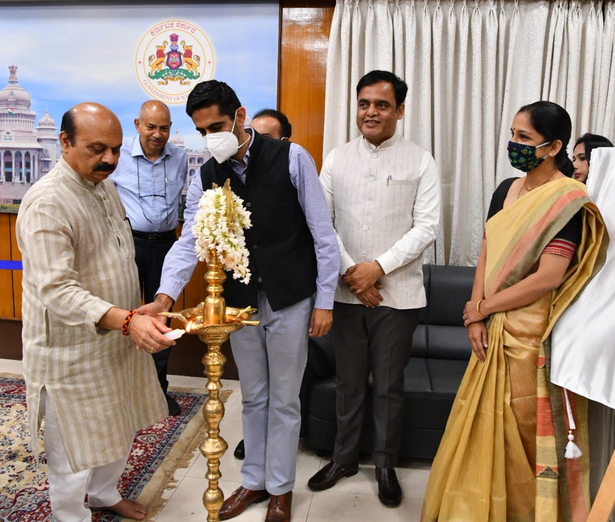 CMofKarnataka's tweet photo. ಮುಖ್ಯಮಂತ್ರಿ @BSBommai ಅವರು ಇಂದು "ದಿ ನಡ್ಜ್ ಇನ್ಸ್ಟಿಟ್ಯೂಟ್" ಅನ್ನು ಉದ್ಘಾಟಿಸಿ ಮಾತನಾಡಿದರು.

ಕಾರ್ಯಕ್ರಮದಲ್ಲಿ ಉನ್ನತ ಶಿಕ್ಷಣ, ಐಟಿ ಬಿಟಿ ಹಾಗೂ ಕೌಶಲ್ಯಾಭಿವೃದ್ಧಿ ಸಚಿವ @drashwathcn, ಸರ್ಕಾರದ ಮುಖ್ಯ ಕಾರ್ಯದರ್ಶಿ ಪಿ. ರವಿಕುಮಾರ್, ನಡ್ಜ್ ಫೌಂಡೇಶನ್ ಮುಖ್ಯಸ್ಥ @atulsatija ಮತ್ತು ಇತರರು ಭಾಗವಹಿಸಿದ್ದರು.
@thenudge_in https://t.co/ryUa4pwWvk