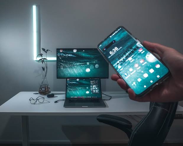 officialcore's tweet image. Tricks On How To Convert Your Smartphone Into Laptop It's as simple as that if you have the right device. Here's how to transform your smartphone into a laptop @Aladinophilip   #PCguide #PhoneGuide #Smartphones
smarttechvillas.com/tricks-on-how-…