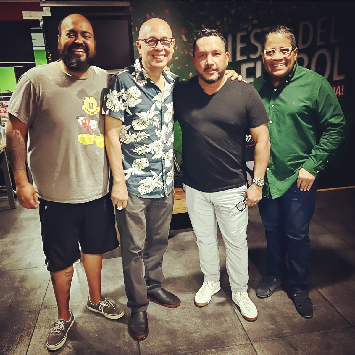 ManuelNunezN's tweet photo. En familia con el poeta de la salsa Ricardo Vizuete #fa360 https://t.co/DsknKWhR1n