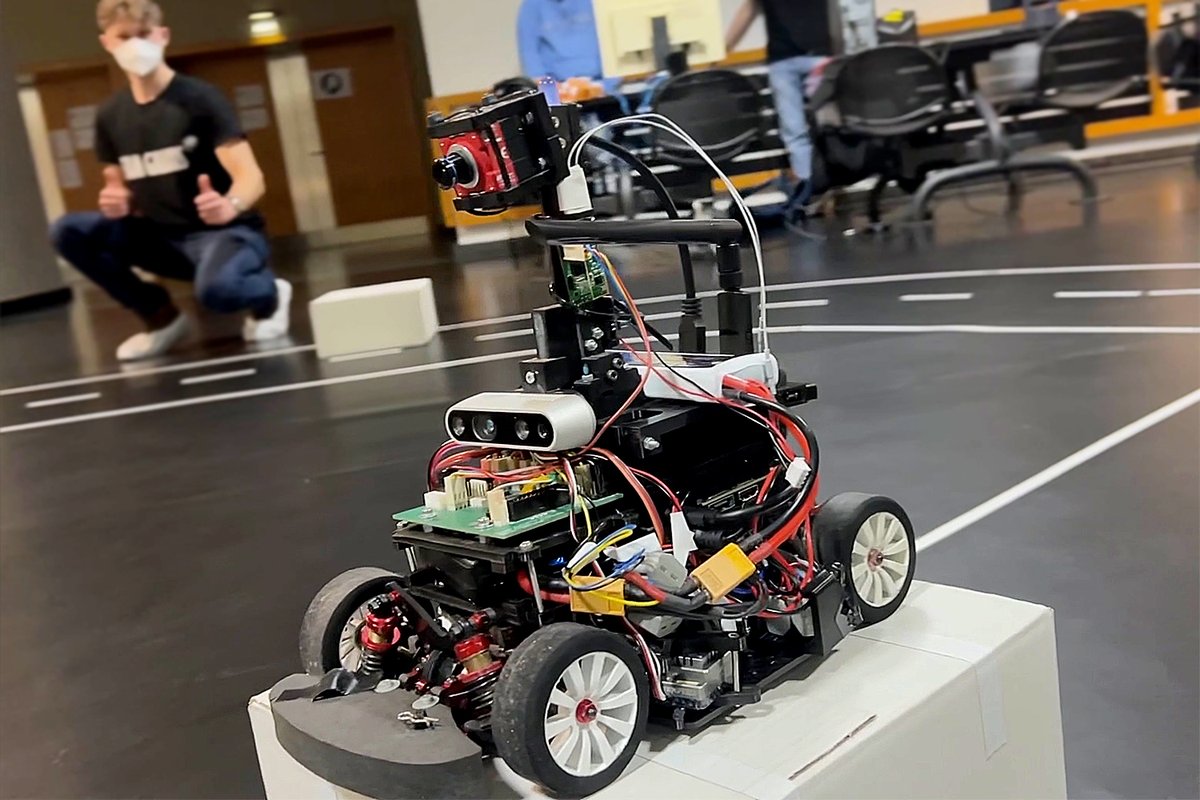 #CaroloCup@Home - Die Sieger stehen fest! <a href="/KITcarTeam/">KITcar Team</a> vom <a href="/KITKarlsruhe/">Shmoopy</a> verteidigte seinen Titel im Master-Cup. Im Basic-Cup hatte Team GalaXIs von der <a href="/RWTH/">RWTH Aachen</a> die Nase vorn. 👉magazin.tu-braunschweig.de/pi-post/dr-dri…

#TUBraunschweig #mobility