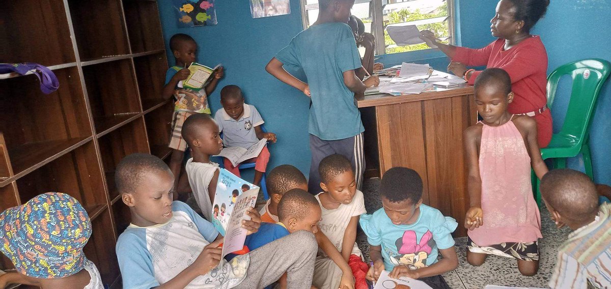 AyaFubaraEneli's tweet photo. If you contributed to the #EmmaJohnsonDirigoWari I honor you. When you see these kids reading/listening to books being read to them, think, where would they be and what would they be doing if this library didn’t exist? You’re a lifesaver. Thank you.❤️#OpoboLibraryInitiative https://t.co/UxVgmTn15X