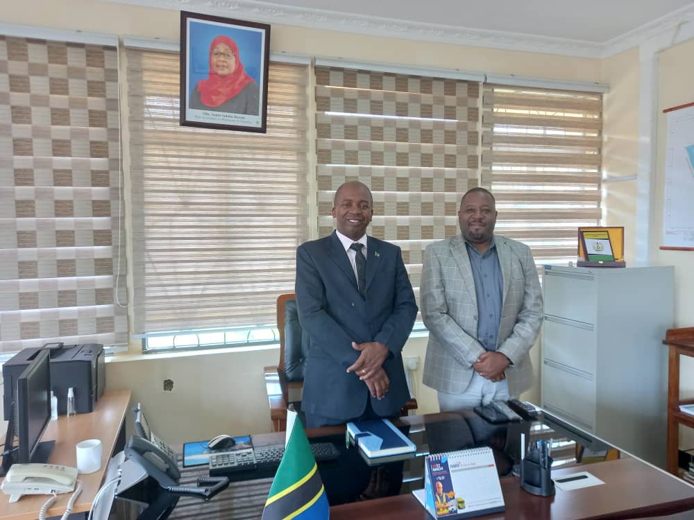 Leo tarehe 18.3.22, Kaimu Mkurugenzi Mtendaji Bw. Asangye Bangu amekutana  na kufanya mazungumzo na Mkuu wa Mkoa wa Rukwa, Mhe. Joseph Mkirikiti pamoja na timu ya Sekretariat ya Mkoa kujadili kuhusu kuutumia Mfumo wa Stakabadhi za Ghala katika mazao ya Mahindi, Alizeti na ufuta.