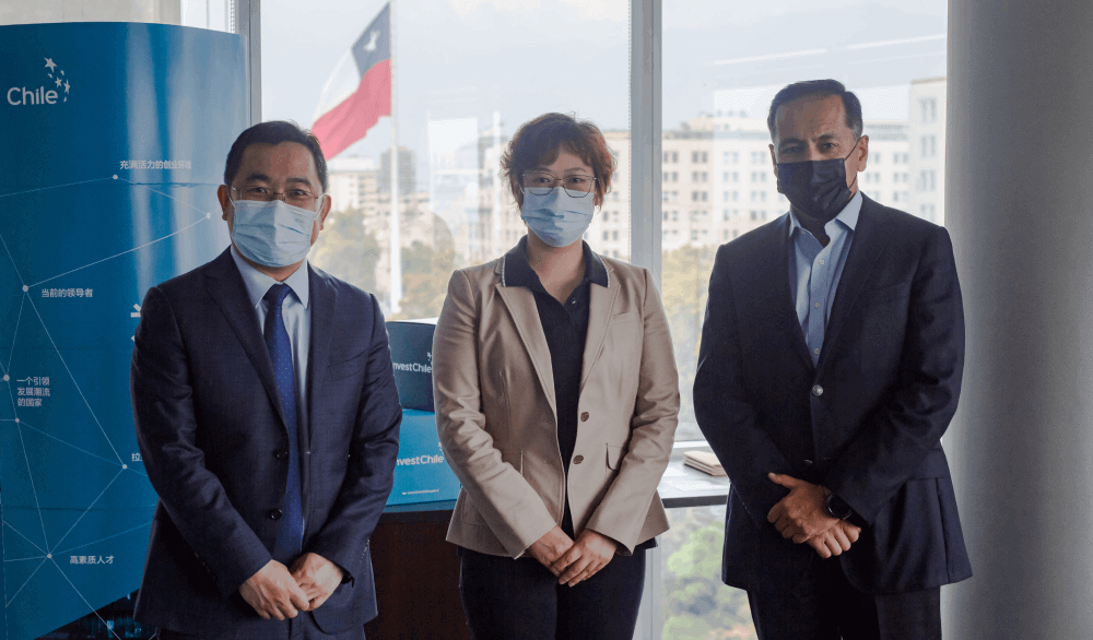 InvestChile's tweet photo. AGENDA 📆|El director de InvestChile, @arodriguezrowe se reunió ayer con Helen Yangg, Vice President of Bussiness Affairs de Sinovac y Weining Meng, Vice president of Regulatory Affairs de la compañía, quienes están en 🇨🇱 para supervisar los avances de su nuevo centro de vacunas. https://t.co/vJONyxbXAD