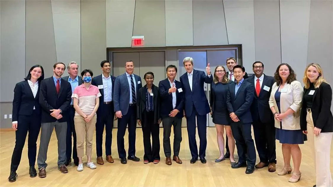 Last week our CEO <a href="/joeljean9/">Joel Jean</a> and Head of BD <a href="/diana_nielsen8/">Diana Nielsen ⚡️</a> met with US Special Presidential <a href="/ClimateEnvoy/">Climate at State</a> <a href="/JohnKerry/">John Kerry</a> at <a href="/Stanford/">Stanford University</a> to talk about perovskites, climate change, and energy security.

We caught Sec. Kerry saying “perovskite” instead of “cheese” in this photo! 😎