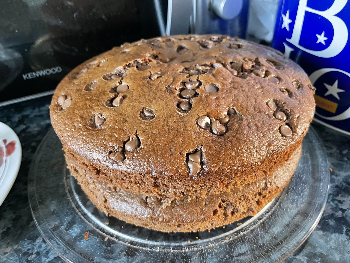 avsybaby's tweet photo. Chocolate cake with chocolate chips on top and chocolate butter cream in the middle. 😋😋😋 #FridayBaking https://t.co/kyxeZ0Z5Ii