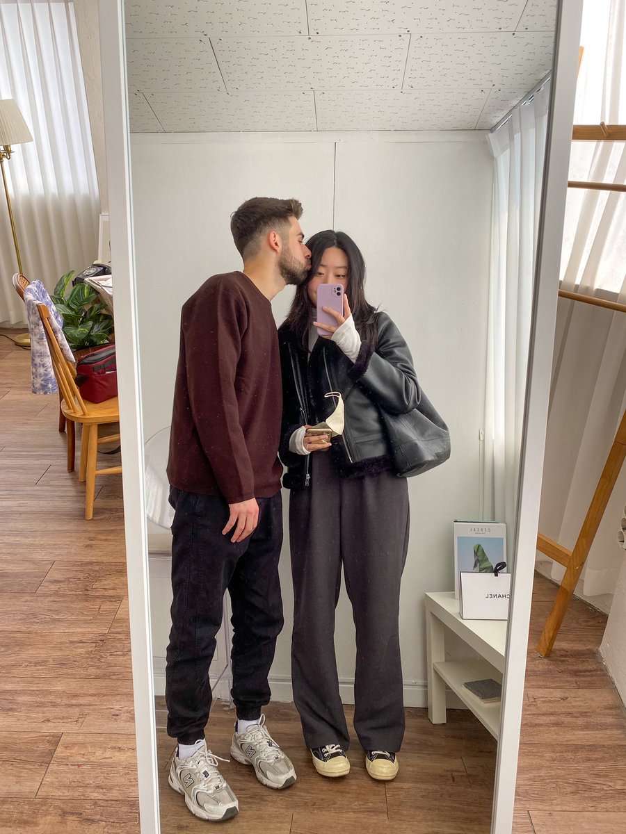 Albebabo's tweet photo. El otro día estuve grabando una entrevista con un trainee de BTS. No hay mejor experiencia que te ayude tu pareja en las cosas que te apasionan ❤️😊 #BTS #Corea #ARMY #CoreaDelSur https://t.co/x4xGBoUmcd