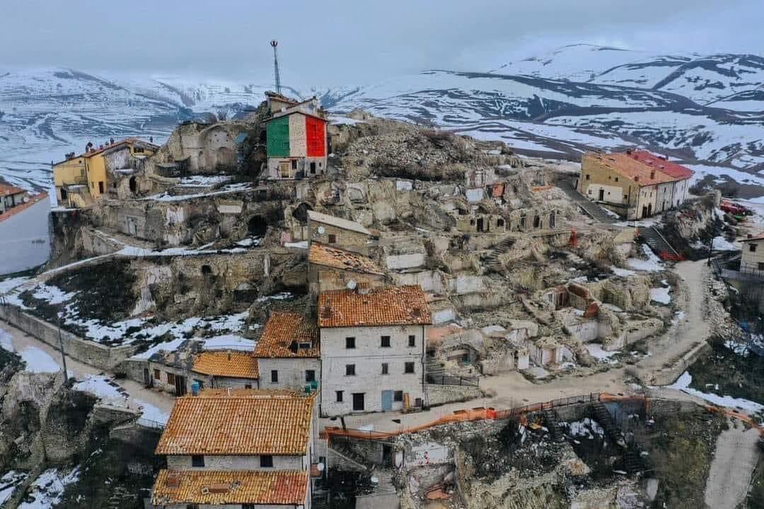 Franceschini: "ricostruiremo noi il teatro di Mariupol".
Nella foto Castelluccio di Norcia a sei anni dal terremoto.