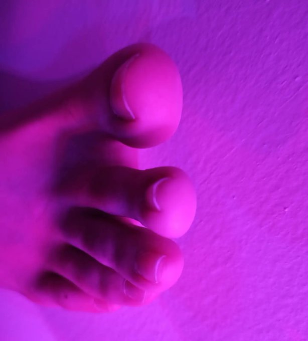 1 pic. Piecitos y muslos ??????

#Feet Trans #femboy #Femboy #femboyfeet https://t.co/bE2n1RJsTU