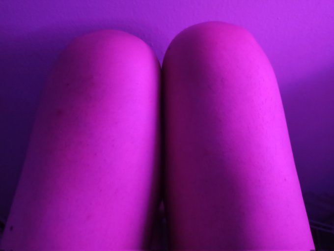 4 pic. Piecitos y muslos ??????

#Feet Trans #femboy #Femboy #femboyfeet https://t.co/bE2n1RJsTU