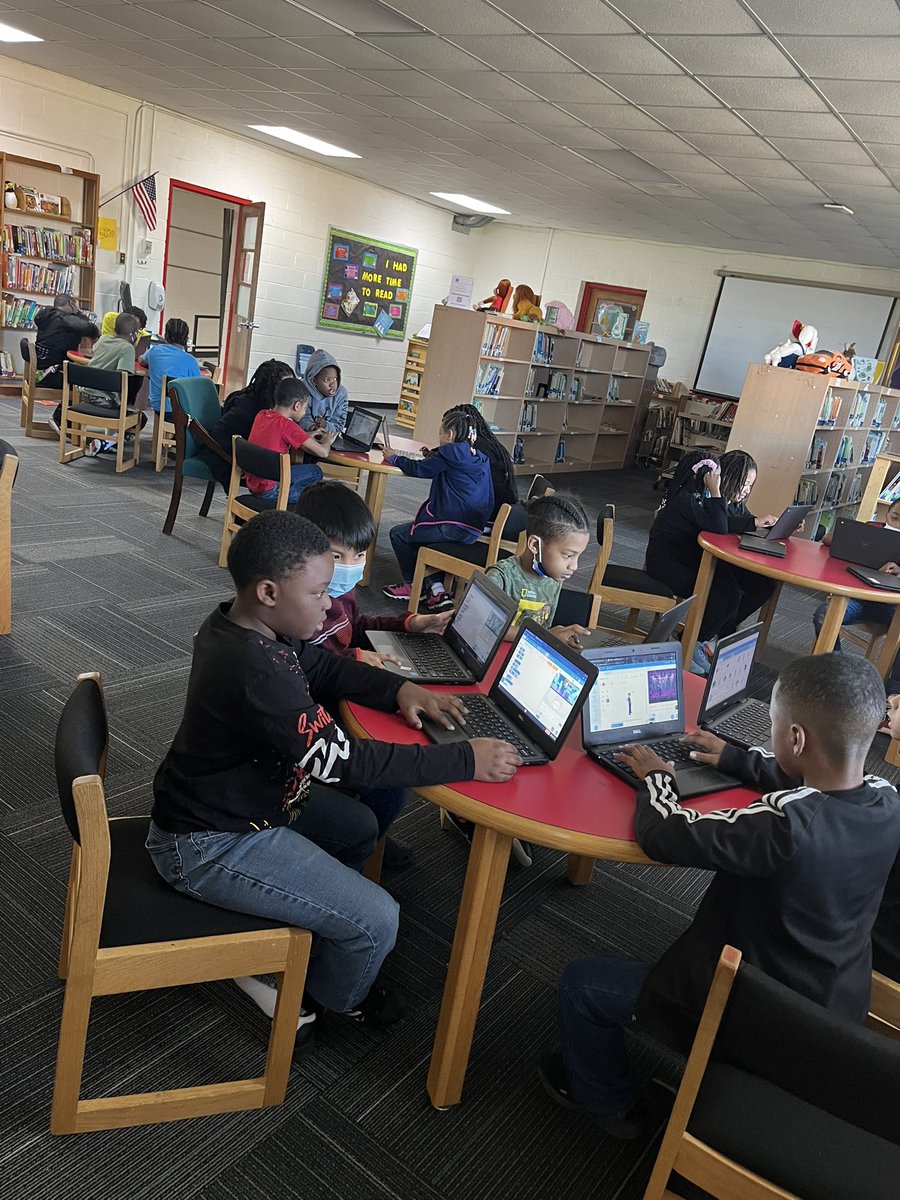 RHilliard17's tweet photo. Second and third grade work on comparing and contrasting using Scratch to create a story. @EMRollinsSTEAM1 #creativity #STEAM #teamwork https://t.co/u1MBOJHk4A