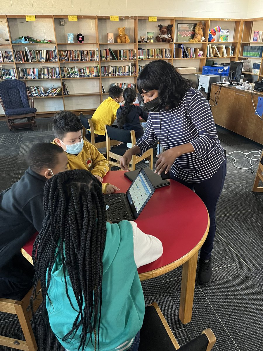 RHilliard17's tweet photo. Second and third grade work on comparing and contrasting using Scratch to create a story. @EMRollinsSTEAM1 #creativity #STEAM #teamwork https://t.co/u1MBOJHk4A