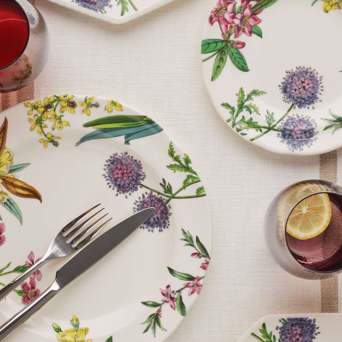 PortmeirionGrp's tweet photo. What better way to welcome the new season than with botanicals for the table. 💐 Use code: SPRING this weekend only for 20% off #Spode's Stafford Blooms collection and create the perfect #springtablescape. https://t.co/fNZQtzn6Li https://t.co/XdODCsYth1