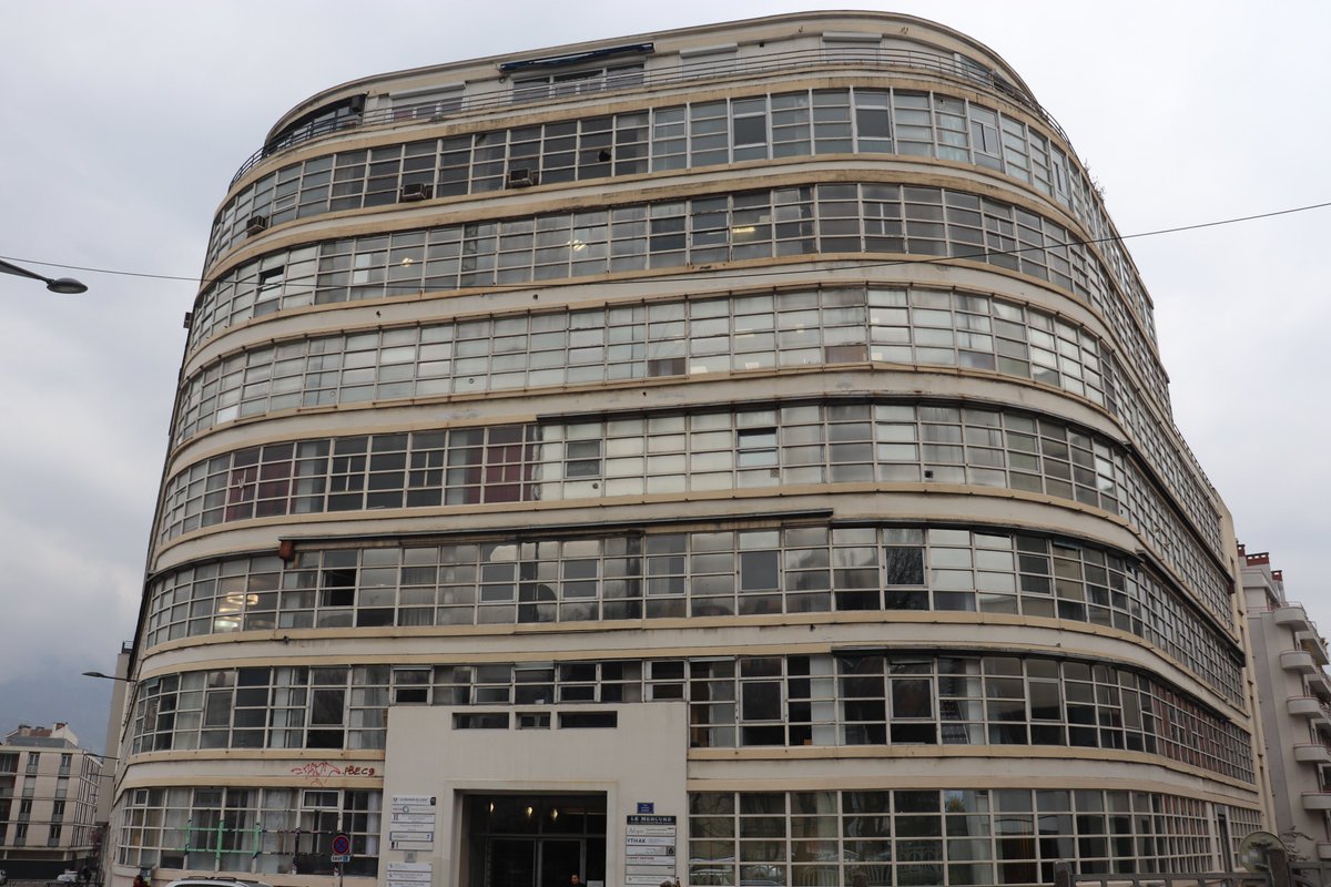 EtGrenoble's tweet photo. #Grenoble Immeuble Le Mercure, 1949 avec façade en mur rideau entièrement vitré, un procédé très moderniste dans les années 50. https://t.co/PnvrQC2yOZ