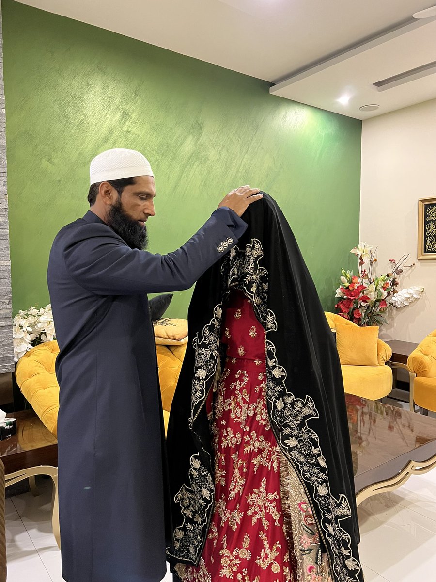 yousaf1788's tweet image. میری گڑیا تری رخصت کا دن بھی آ گیا آخر
سمٹ آیا ہے آنکھوں میں تیرا بیتا ہوا بچپن
ابھی کل کی ہی باتیں ہیں تو اک ننھی سی گڑیا تھی
میرےآنگن میں ٹھہریں کی تری یادیں تری باتیں
لومبارک ہو تمہیں وقت سفراب الوداع
جاو بابل کےنگرسےاپنےگھر
الوداع
اےمری دخترمری نورنظر اب الوداع