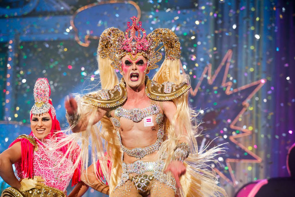ItsMalbert's tweet photo. Hoy es la GALA DRAG QUEEN de las Palmas de GC, un evento donde se da visibilidad a la diversidad, la libertad y el arte. PORQUE ESTO SON LOS DRAG QUEENS: GRANDES ARTISTAS. Que es como se les debe tratar. Ojalá algún día se les de todo el reconocimiento que merecen. #DragQueenLPGC https://t.co/HLebRAE65L
