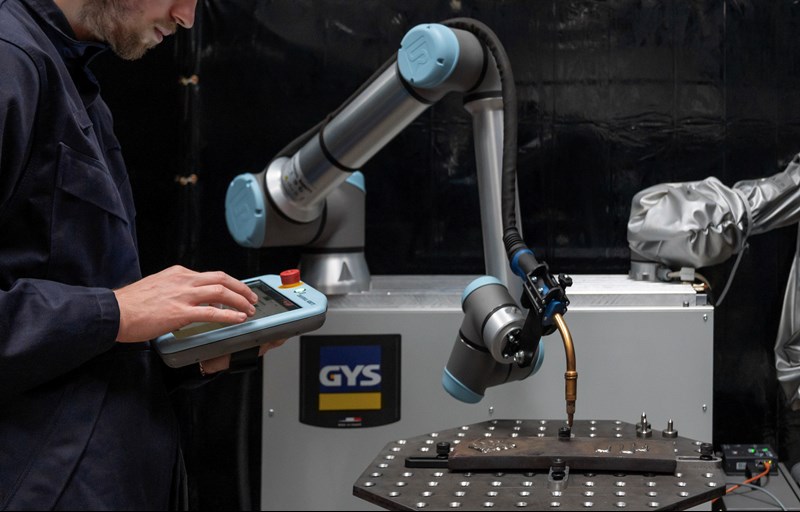 Universal Robots intègre un nouveau logiciel du français @SASGYS au sein de l'écosystème UR+. Cette interface simplifie l'utilisation des #cobots et soulage les #opérateurs des soudures les plus fastidieuses et répétitives 👉 universal-robots.com/fr/%C3%A0-prop…