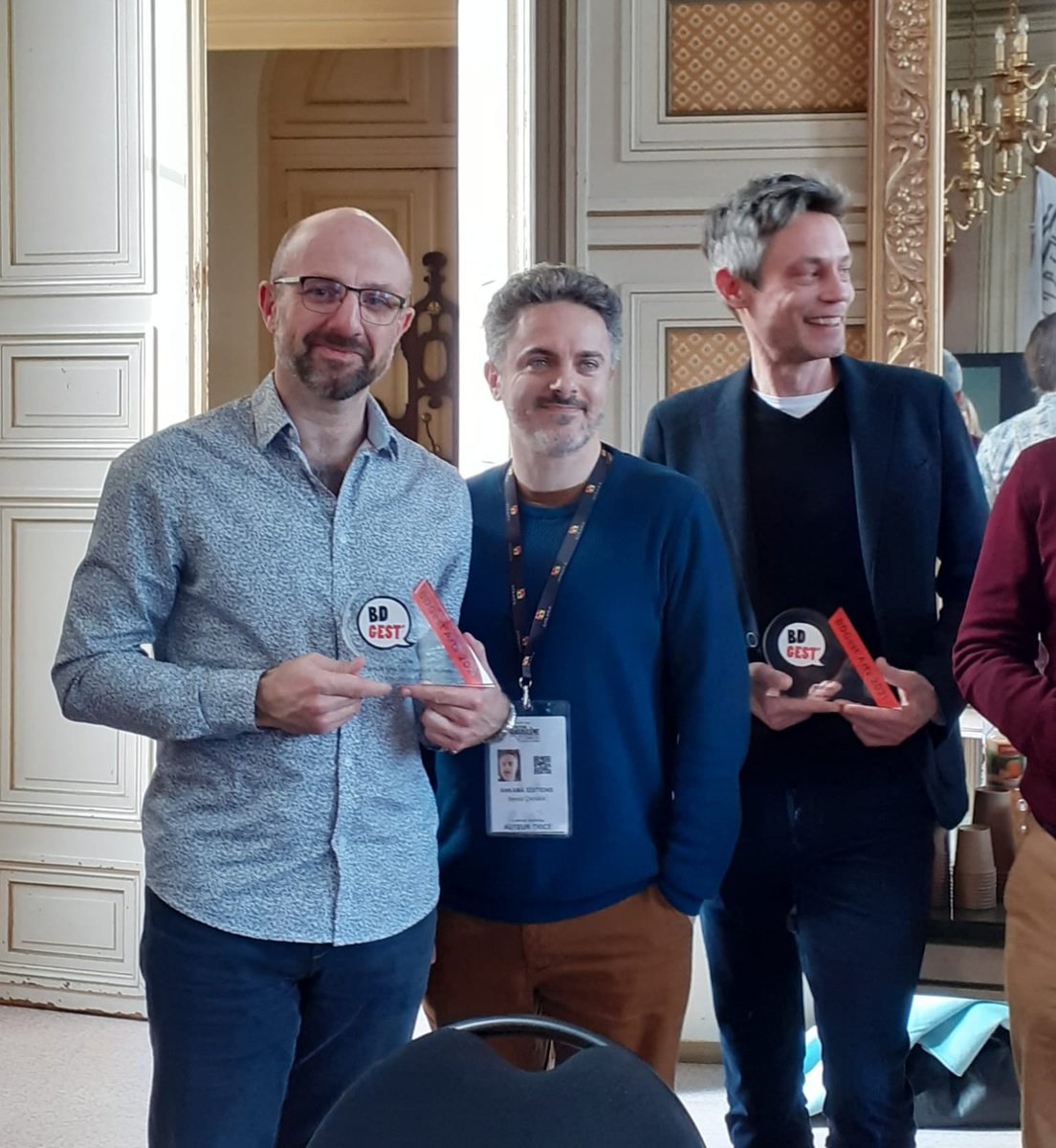AnkamaEditions's tweet photo. Remise en mains propres du prix BDGest Art remporté par "Dans la Tête de Sherlock Holmes", avec @Nwabe et @CyrilLieron ! #DTSH #FIBD https://t.co/mtgOI4RIcM