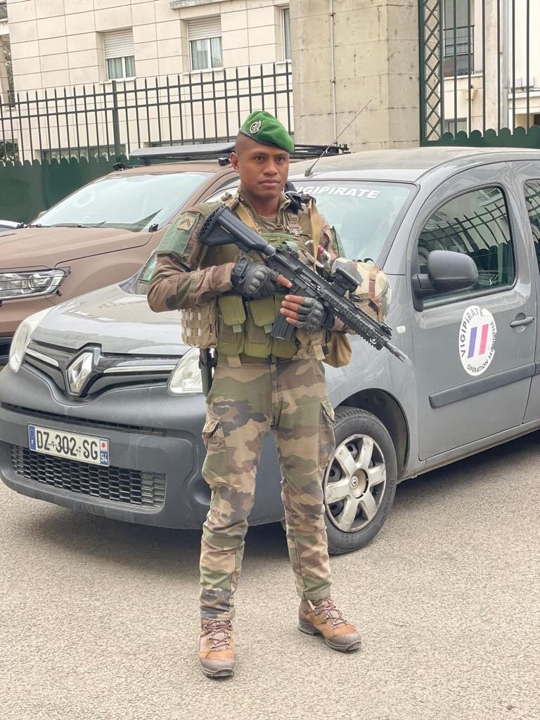 armeeszoneouest's tweet photo. [A l’honneur] Mercredi, en patrouille #SENTINELLE près gare de #Tours, des soldats sont témoins d’un accident (dame est renversée par un véhicule) Le MDL Mamiherintsoa a immédiatemt sécurisé les lieux, alerté secours et pratiqué les gestes de 1er secours 👉https://t.co/3tZ26S46TC https://t.co/G0WV0fY9Zi