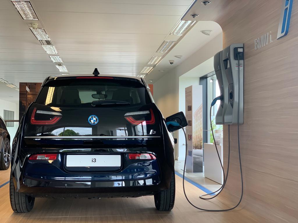 The BMW i3 does not follow any trend; it's an expression of a self-conscious lifestyle.

Designed in a progressive form language that communicates clarity and equipped with an effortlessness that thrills you through sustainable materials and functional details.