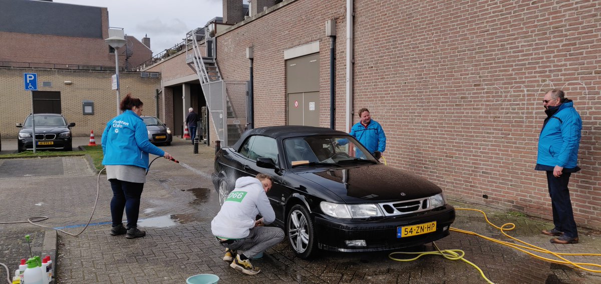 GemeenteBest's tweet photo. Vorige week zette de gemeenteraad zich in voor Oekraïne door auto's en fietsen te wassen💦. Ze haalden hiermee €1336,- op! Hiervan kopen ze medische materialen en babyvoeding🍼. Dit wordt verzonden naar een ziekenhuis in Oekraïne. Bedankt voor jullie bijdrage ❣️ https://t.co/RqlE1Uq7ti