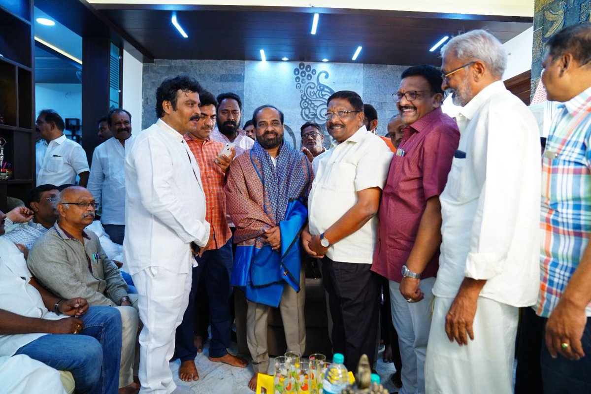 satyakumar_y's tweet photo. ఈ రోజు ప్రొద్దుటూరు పట్టణంలో పర్యటించినప్పుడు, పలువురు వ్యాపార సంఘాలు అధ్యక్షులు,ఆర్య వైశ్య సభ అధ్యక్షులు, ఉపాధ్యక్షులు,మెడికల్  అసోసియేషన్ అధ్యక్షులు,గోల్డ్ మర్చంట్ అసోసియేషన్ అధ్యక్షులు, విద్యాసంస్థల అధినేతలును ఆత్మీయగా కలవడం జరిగినది. https://t.co/qrFhSU5KVE