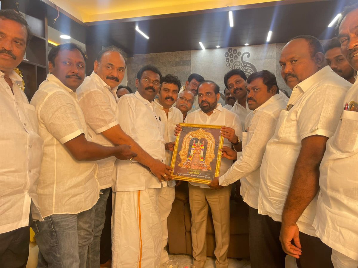 satyakumar_y's tweet photo. ఈ రోజు ప్రొద్దుటూరు పట్టణంలో పర్యటించినప్పుడు, పలువురు వ్యాపార సంఘాలు అధ్యక్షులు,ఆర్య వైశ్య సభ అధ్యక్షులు, ఉపాధ్యక్షులు,మెడికల్  అసోసియేషన్ అధ్యక్షులు,గోల్డ్ మర్చంట్ అసోసియేషన్ అధ్యక్షులు, విద్యాసంస్థల అధినేతలును ఆత్మీయగా కలవడం జరిగినది. https://t.co/qrFhSU5KVE