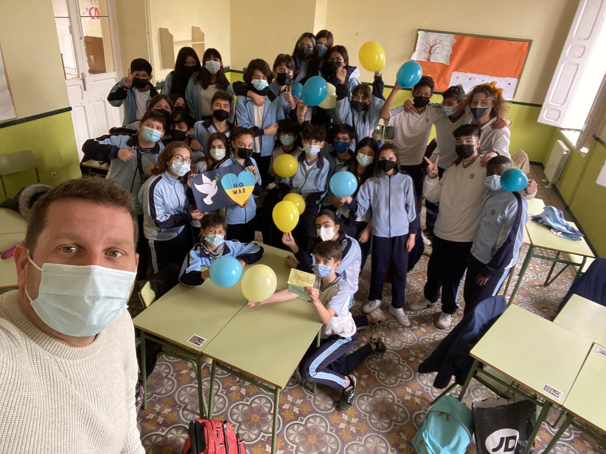 milagrosamadrid's tweet photo. Desde 1B también nos hacemos un #selfieamarillo #hazteunselfieporucrania #lamilagrosaconucrania #comegiosHHCC https://t.co/20V09U7ubk