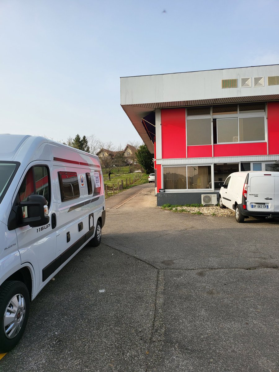 Protec39's tweet photo. Ce soir, notre vaccibus fait escale au CSAPA de Lons le Saunier. L'accès au vaccin à tous ceux qui le désirent, c'est essentiel. @Prefet39 @arsbfc https://t.co/iC6znCbEb6