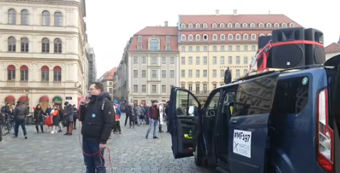 utopisdde's tweet photo. Der lustige Organisator des Auflaufs betont wieder, dass kein Material von #FreieSachsen, AfD, etc. verwendet werden soll, weil der Aufzug ja "unpolitisch" sei.
Das sagt er vorm "Querdenken"-Mobil mit Fuchs-Wahlkampf-Werbung 😄
#dd1803 https://t.co/DiWSYV6R0C